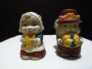 THANKSGIVING PILGRIM SQUIRREL COUPLE SALT & PEPPER SHAKER SET - Picture 1 of 8