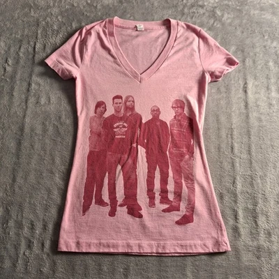 Camiseta MAROON 5 Rosa Gola V Feminina Fina Top Médio Vestuário Americano Adam Levine - Imagem 1 de 4