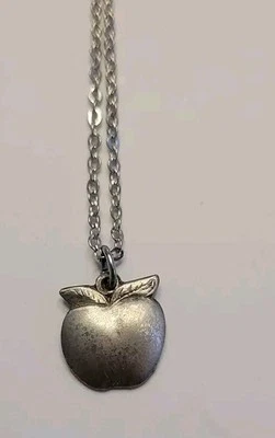 Collar Vintage Diseño Manzana Peltre Color Plata Colgante Único con Caja. 17,5" Foto 1 de 4