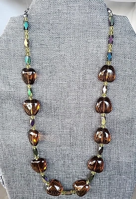 COLAR DE CONTAS DE VIDRO ÂMBAR CORAÇÃO FORMATO MAÇÃ com contas iridescentes - Imagem 1 de 4