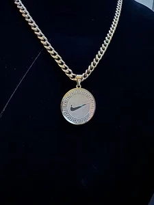 Collar Nike patrón Swoosh circular - cadena de 22 pulgadas - 5 mm cubano - chapado en oro - Imagen 1 de 2