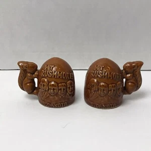 Juego de sal y pimienta de ardilla Mount Rushmore recuerdo vaquero de colección kitsch - Imagen 1 de 5
