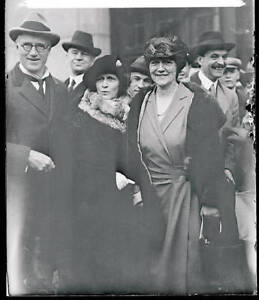 Lady Astor was greeted by her sister Mrs Chas Dana Gibson 1922 OLD PHOTO