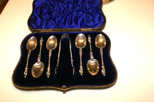 Antike Apostel versilberte Teelöffel (6) Zuckerzangen im Etui - Bild 1 von 4