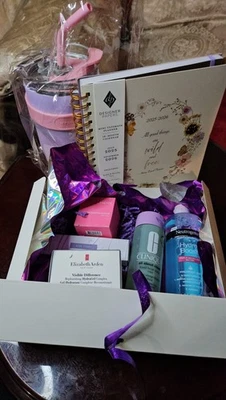 Caja de regalo de autocuidado de lujo curada - Fenty, Laneige, Clinique, Neutrogena + Foto 1 de 4