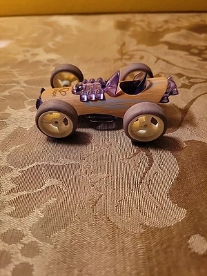 Mini Hot Rod coche de carreras de madera de bambú púrpura Hape juguete de madera. Foto 1 de 4