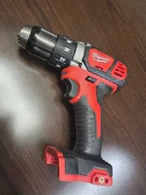 Taladro percutor compacto inalámbrico Milwaukee M18 18V Li-Ion 1/2"" 2608-20 Foto 1 de 4