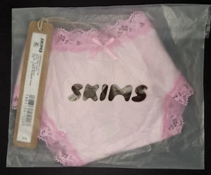💕Neu mit Etikett SKIMS leichter Baumwoll-Spitzen-Tanga Höschen Höschen rosa KIRSCHBLÜTE S - Bild 1 von 7