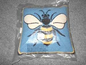 2021 PLOW & HEARTH NEW! SEALED 18" HOUSE WREN BIRD HOOKED YARN PILLOW          - Picture 1 of 5