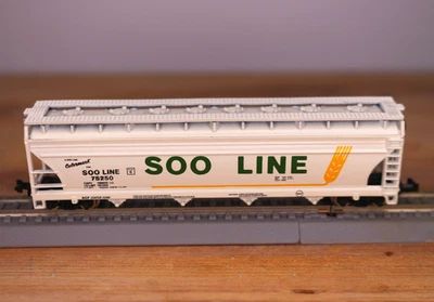 Atlas 3710 Soo Line 75250 4-Bay Centerflow Hopper Train Car Diecast N scale - Image 1 of 4