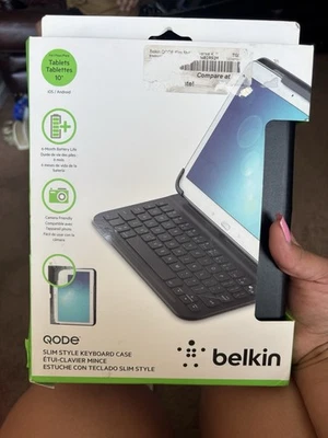 Teclado universal Belkin QODE para dispositivos de 10".  Foto 1 de 2
