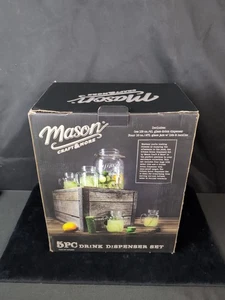 Juego dispensador de tarro de masón de 5 piezas artesanía y más 4 tarros cubiertos vasos y jarra nuevo en caja - Imagen 1 de 9