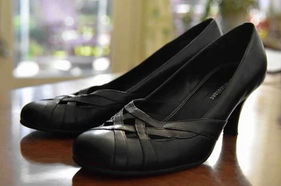 Bomba Naturalizer Mujer Talla 8.5 W Puntera Redonda Negra, Corte Enrejado, Tacón 2.5 Pulgadas Foto 1 de 4