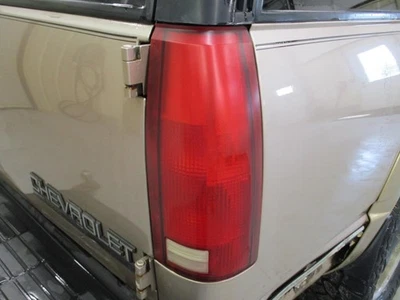 Conjunto de lanterna traseira direita usado serve: 1999 Chevrolet Suburban 1500 grau direito A - Imagem 1 de 4