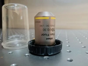 Objectif microscope NIKON Eclipse PLAN FLUOR 10X/0.30 DIC L/N1 0.17 MRH00101 - Foto 1 di 2