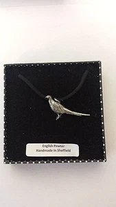 B16 Stehender Fasan Motiv Zinn Anhänger an schwarzer Kordel Halskette Handarbeit  - Bild 1 von 1