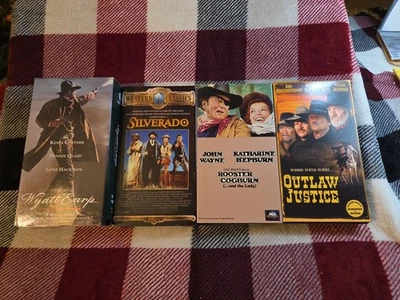 4 Westerns Vhs Lot-Silverado, Outlaw Justice, Rooster Cogburn, Wyatt Earp  Foto 1 de 4