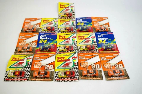 Lot of 16 Racing Legends Keychains Tony Stewart Terry Labonte Jeff Gordan Nascar Cover