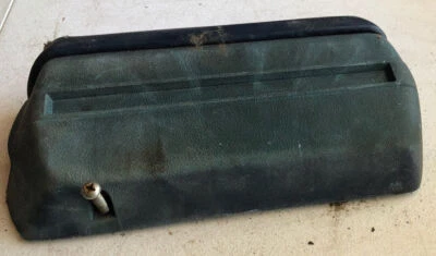 Oldsmobile Cutlass 1968-72, Chevrolet Chevelle, Buick, Pontiac reposabrazos derecho, fabricante de equipos originales Foto 1 de 4