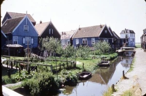 Vintage 35mm Dia LANDHÄUSER GARTEN KANAL MARKEN, HOLLAND 1952 - Bild 1 von 3