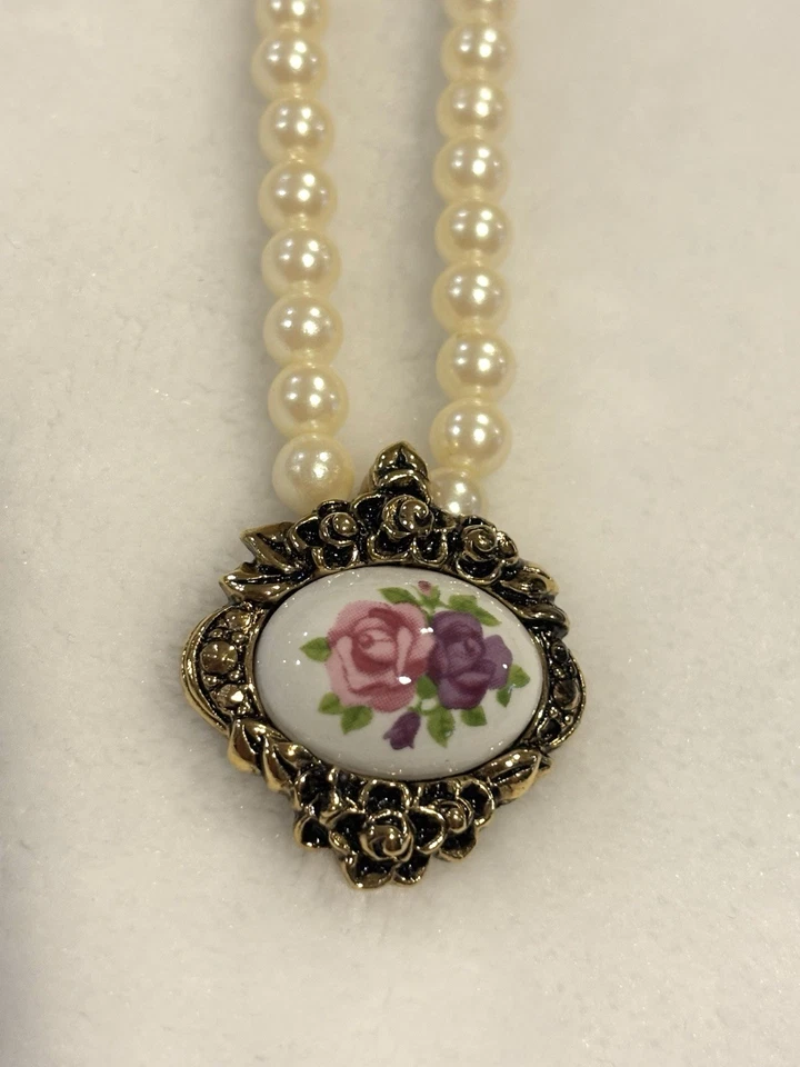 Collar Avon Vintage Imitación Perla Tono Dorado Porcelana Rosa Colgante Foto 1 de 4