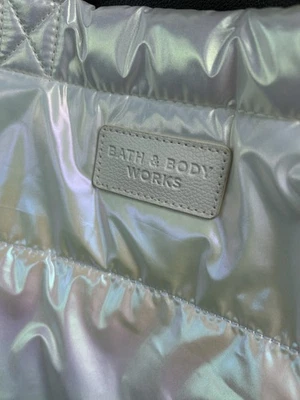 Bolso de Mano Bath & Body Works Blanco Iridiscente Puffer Desde 2023 Black Friday VIP Foto 1 de 4