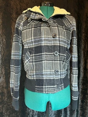 Jaqueta xadrez azul e cinza com capuz de pele Aeropostale anos 2000 tamanho P - Imagem 1 de 4