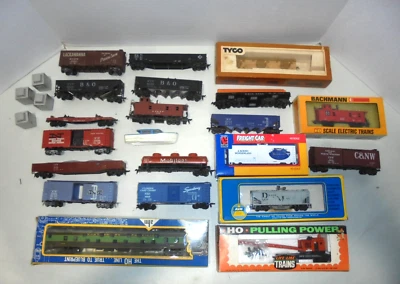 HO SCALE LOT OF TRAIN CARS SOME VINTAGE - Image 1 of 4