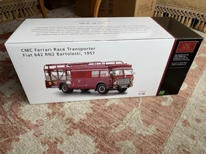 CMC FIAT 642 RN2 BARTOLETTI TRANSPORTER FERRARI 1957 1:18 Camion NUOVO - Foto 1 di 5