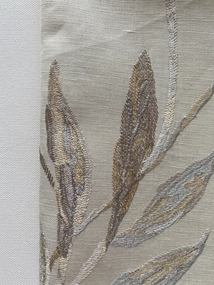 Remanente de tela Groundworks Axis floral beige gris 24"x24" Foto 1 de 4