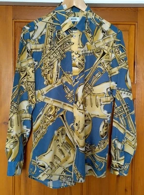 CAMISA MOSCHINO ESTAMPADA DE INSTRUMENTOS MUSICALES DE SEDA Y ALGODÓN.  TALLA: MEDIANA. Foto 1 de 4
