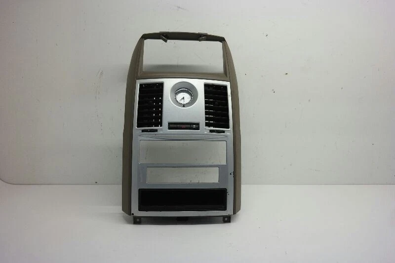 Radio bisel con rejillas de ventilación Chrysler Town Country 2008-2010 Foto 1 de 4