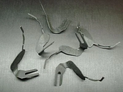 65 66 67 Chevy 65 66 Oldsmobile clipes de para-brisa laterais inferiores esquerdos NORS 7589682 - Imagem 1 de 3