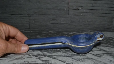 Ancien presse agrume manuel en fonte émaillée bleue et blanche vintage - Photo 1/4