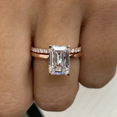 Conjunto de anillo de compromiso nupcial de moissanita esmeralda de 2,25 quilates en oro macizo de 14 quilates en dos tonos Foto 1 de 4