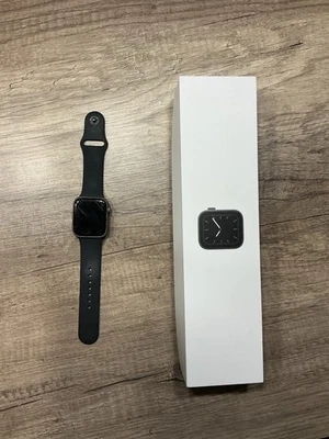 Apple Watch Series 5 44mm Space Grau Aluminiumgehäuse mit Schwarz Sportarmband - Bild 1 von 2