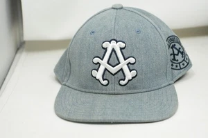 Akedemiks Jeans Level 99 Cappello Snapback in Denim Ricamato - Blu - Foto 1 di 9