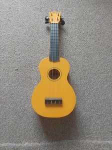 Mahalo Ukulele U30G/YW with Zip Bag - Yellow. - Picture 1 of 8