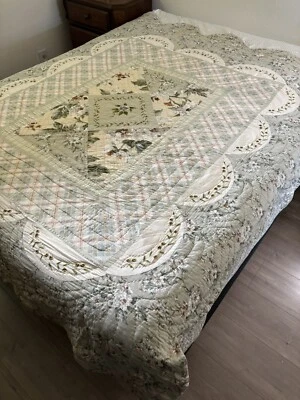 Edredón verde y floral bordes festoneados acolchado a mano 69”x86” recién lavado Foto 1 de 4