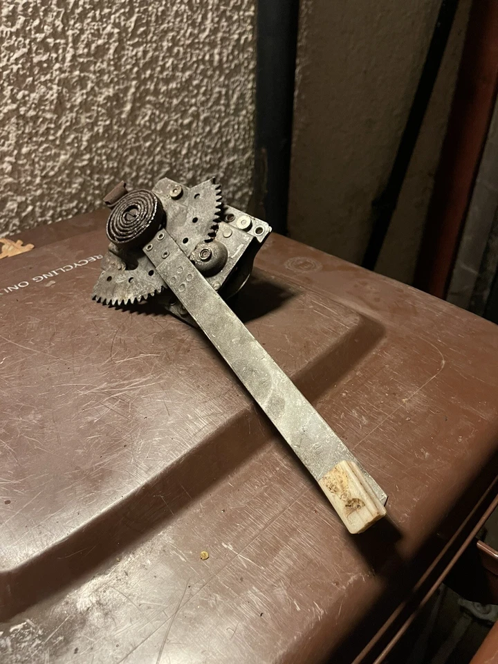 1962-1966 FORD ZODIAC MK3 - REAR DRIVER SIDE WINDOW LIFT/MECHANISM - Image 1 of 2