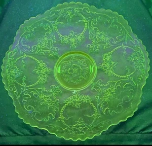 Vintage Clear Manganese 10.5 Inch Plate With UV Glow Beautiful Intricate Pattern - Picture 1 of 4