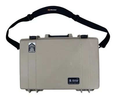 Estuche rígido resistente a la intemperie para computadora portátil Pelican 1490 con tapa organizadora de llaves correa para el hombro  Foto 1 de 4