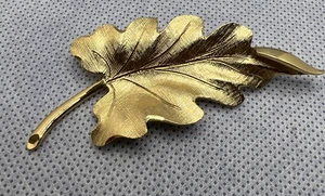 Vintage Monet Signed Oak Leaf Brushed Gold tone Textured Pin Brooch🍂 - Picture 1 of 5