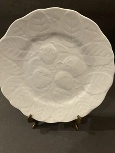 Fondeville Alvarez Majolica embossed Strawberry White 8” Salad Plates Spain Each - Bild 1 von 11