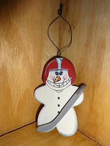 Pupazzo di neve albero di Natale ornamento giocatore di hockey legno dipinto a mano - Foto 1 di 2