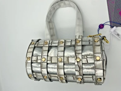 Bandolera pequeña de cuero metálico plateado vintage rara con tachuelas doradas Foto 1 de 4