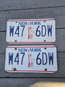 Par de placas de la Estatua de la Libertad de Nueva York de la década de 1980 W47 6DW DMV transparentes para uso - Imagen 1 de 2
