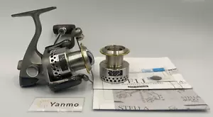 Carrete de pesca giratorio Shimano 95 Stella 5000 con relación de engranaje de carrete de repuesto 4,6:1 usado - Imagen 1 de 21