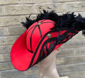 Unisex Rojo Negro Elegante Tricornio Pirata Sombrero Renacimiento Plumas Corsé 57cm (28) - Imagen 1 de 6