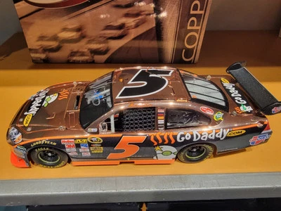 GoDaddy 2010 autografiado Mark Martin #5 - 1:24 Elite Impala cuna cobre #36/50 Foto 1 de 4